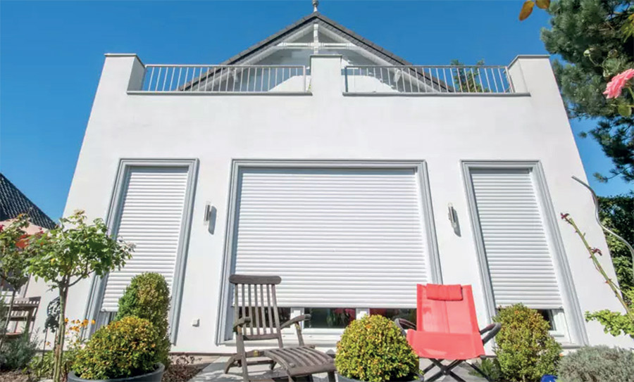 Einfamilienhaus mit weissem Putz und Satteldach / Flachdach